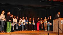 Vier Holzbildhauerinnen und 13 Tischlerinnen schlossen ihre Ausbildung an der Heimschule Kloster Wald mit Erfolg ab und erhielten bei ...