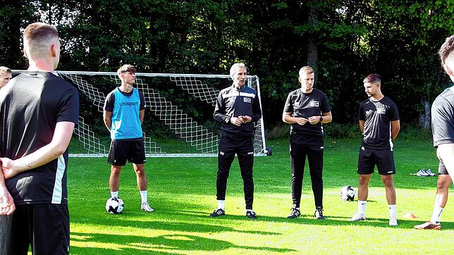 Ryszard Komornicki (Mitte) absolvierte in dieser Woche seine ersten Trainingseinheiten als Chefcoach des FC 08 Villingen.