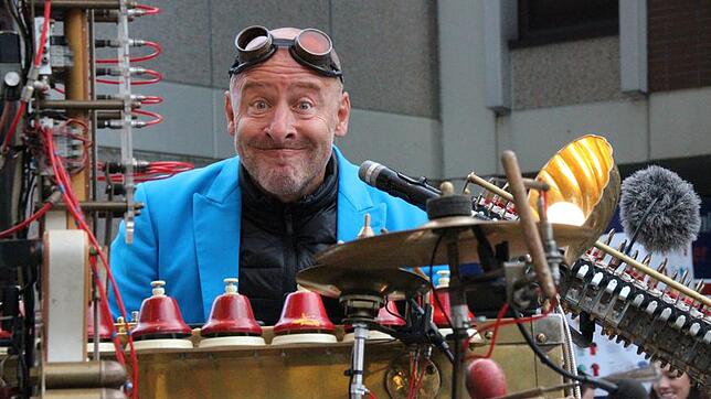 Peter Till war mit seinem Universal Druckluft Orchester eine der kleinen Künstler-Überraschungen, die auch neben den großen Bühnen die ...