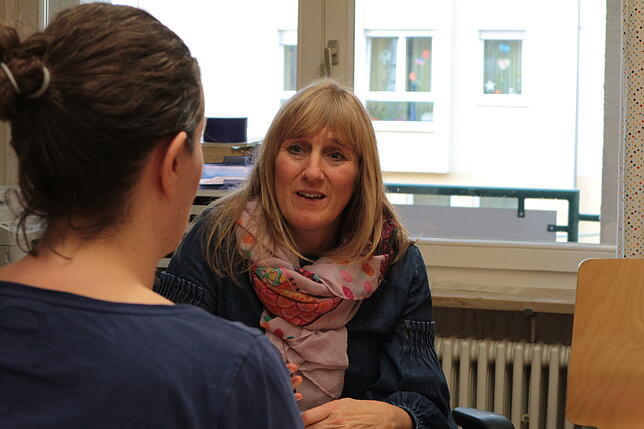 Renate Hold versucht zu helfen.