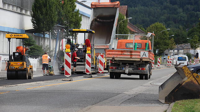 Letzte Arbeiten an der Heinrich-Fahr-Straße, bevor der erste neue Belag kommt. Ab Mittwoch, 31. Juli, wird an der Fahrspur gebaut, auf ...