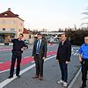 Mit Abstand: Friedrich Blaschke, Thomas Baumgartner (beide Bundespolizei) informierten Landrat Martin Kistler und den ...