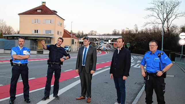 Mit Abstand: Friedrich Blaschke, Thomas Baumgartner (beide Bundespolizei) informierten Landrat Martin Kistler und den ...
