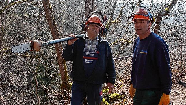 Herbert Wiesmann (rechts) aus Wangen und Klaus Gut aus Fützen leisten für den Schwarzwaldverein Stühlingen regelmäßig Arbeitseinsätze ...