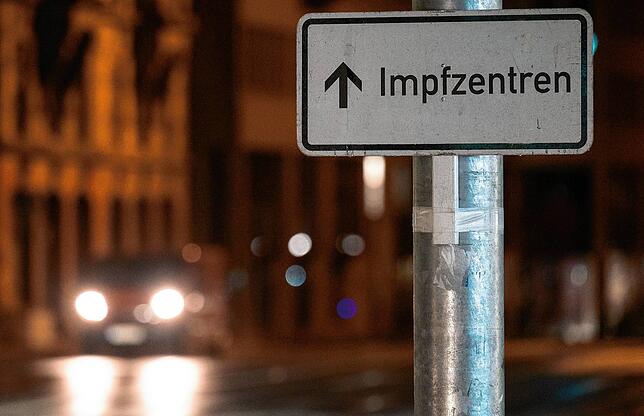 Der Weg ist klar: Ein Schild weist in Stuttgart den Weg zu Impfzentren. Einen Termin zu bekommen, ist jedoch gar nicht so einfach.