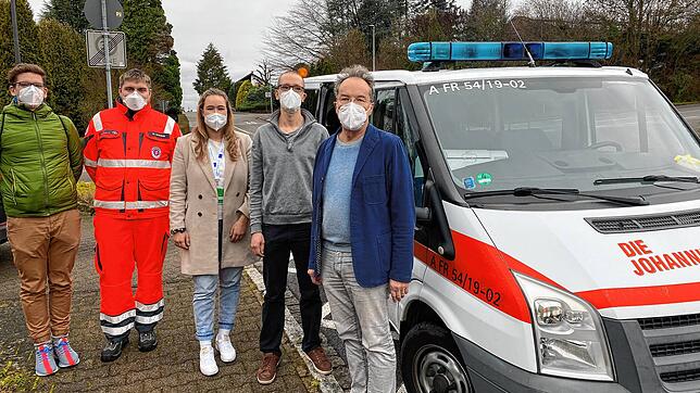 Der Pandemiebeauftrage Olaf Boettcher (rechts) zusammen mit einem der beiden mobilen Impfteams, die im Landkreis Menschen in ...