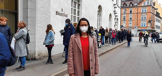 Stefanie Matzner vor dem Bürgersaal.
