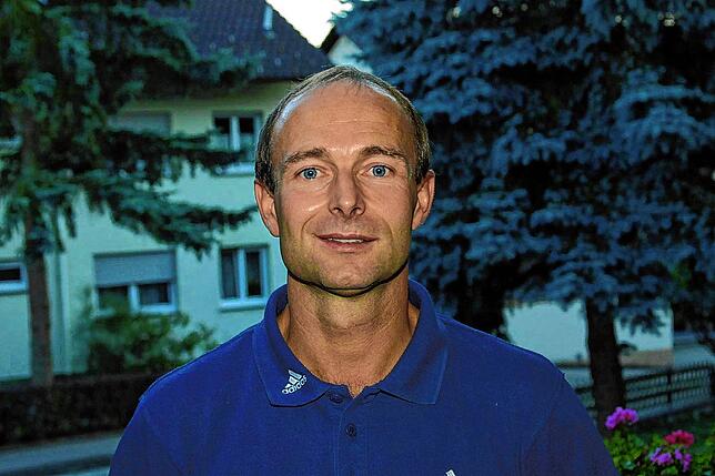 Meistertrainer: Günter Baldischwieler aus Lauchringen stieg 2002, nach seinem ersten Jahr als Cheftrainer, mit dem FC Erzingen in die ...