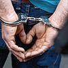 Ein Mann mit Handschellen. (Symbolbild) Vor 30 Jahren in Niederwihl im Hotzenwald nimmt die Polizei einen Schweizer Offizier fest.