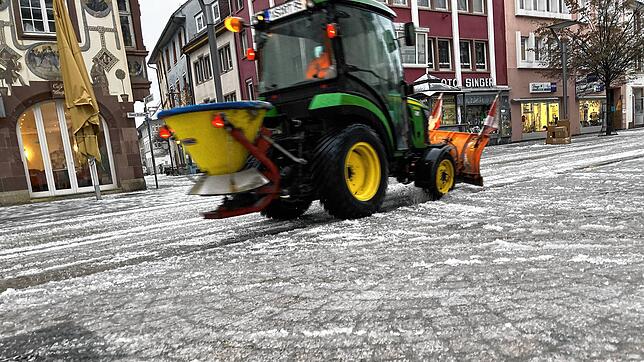 Um 9.15 Uhr am Mittwoch ist es schon wieder wie ein normaler Wintermorgen. Die antauenden Eisreste werden weggeräumt – hier in der ...