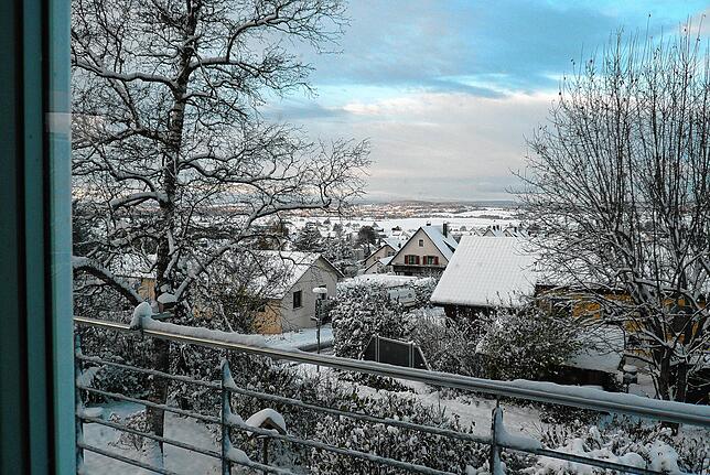 Über Nacht ist der Winter auf der Ostbaar angekommen: Blick von Aasen auf Donaueschingen.