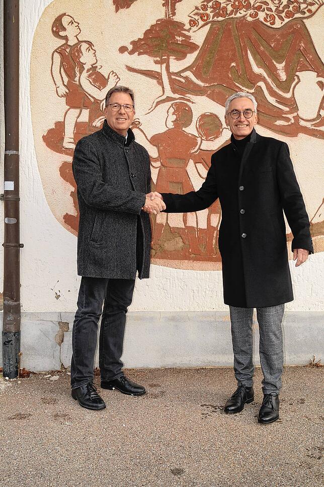 Gemeinsam wollen Dekan Peter Nicola und Bürgermeister Jürgen Stukle den Ausbau und die Sanierung des katholischen Kindergartens Sankt ...