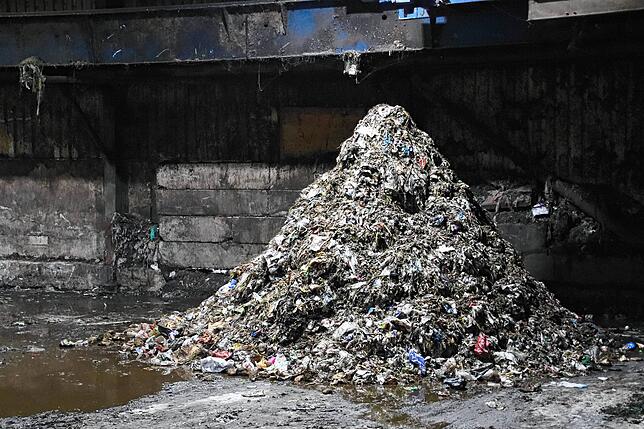 Dieser Haufen ist das, was an Störstoffen – etwa Plastikfetzen – aus dem Biomüll aussortiert wird. In der Theorie macht das etwa 14 ...