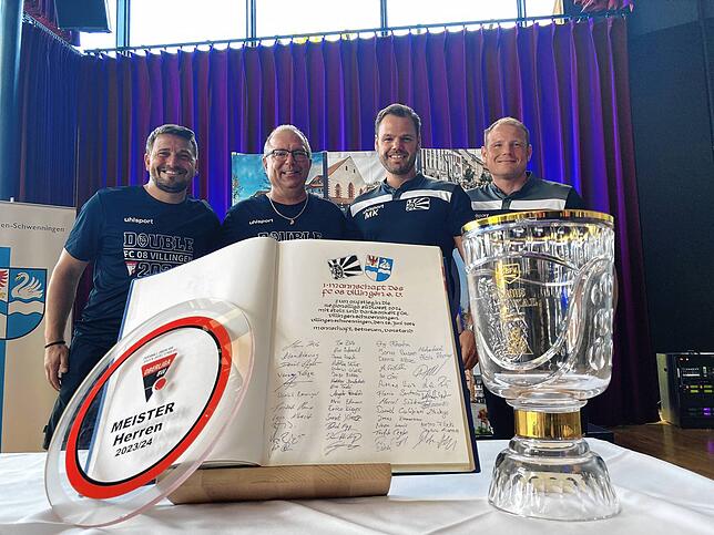 Die Meistermacher: Co-Trainer Adam Adamos, Sicherheitsbeauftragter Rüdiger Porsch, Trainer Mario Klotz und Torwarttrainer Daniel Sieger ...