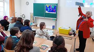 Aglaë Hagg, Vorsitzende von Oikocredit Austria, leitete lebensnah und mit facettenreichen Informationen den Workshop an der Heimschule ...
