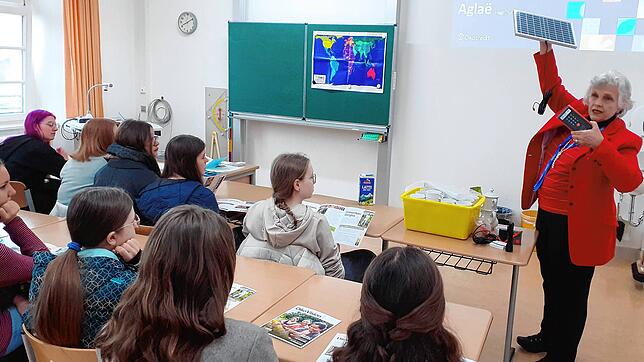 Aglaë Hagg, Vorsitzende von Oikocredit Austria, leitete lebensnah und mit facettenreichen Informationen den Workshop an der Heimschule ...