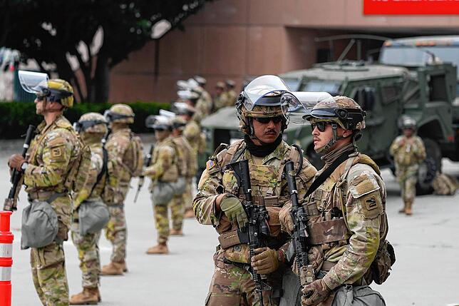 Die US-Nationalgarde ist vor dem Bundesgefängnis in der Innenstadt von Los Angeles im Einsatz, nachdem es in der Nacht zuvor zu ...