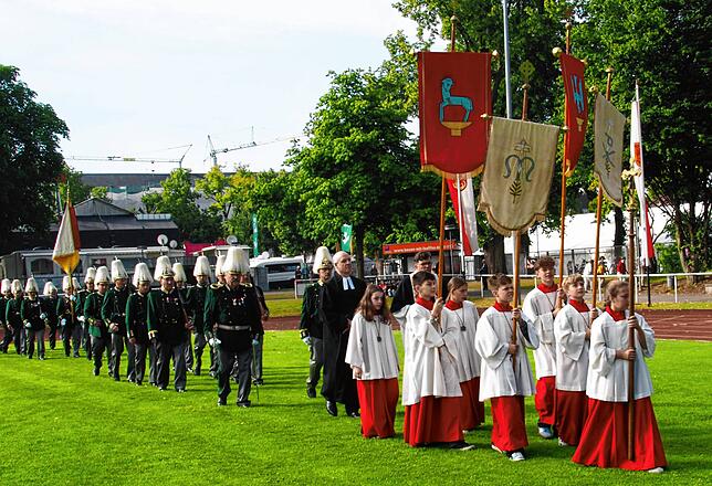 Zum ökumenischen Gottesdienst nahmen die Garden und Wehren erneut Aufstellung im Stadion.