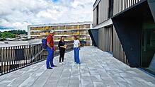 Das neue Pflegeheim Haus Weiherhof empfängt Ende September 2025 die ersten Bewohnerinnen und Bewohner. Hier stehen der Technische Leiter ...