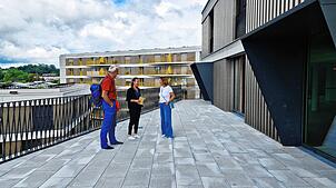 Das neue Pflegeheim Haus Weiherhof empfängt Ende September 2025 die ersten Bewohnerinnen und Bewohner. Hier stehen der Technische Leiter ...