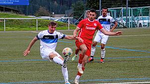 Der Einsatz von Jeremias Fischerkeller (rotes Trikots) im ersten Punktspiel von Landesliga-Aufsteiger Aasen ist noch fraglich.
