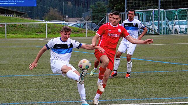 Der Einsatz von Jeremias Fischerkeller (rotes Trikots) im ersten Punktspiel von Landesliga-Aufsteiger Aasen ist noch fraglich.