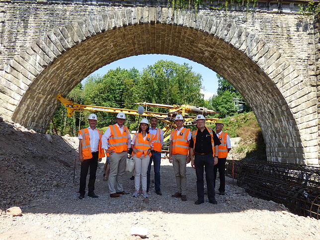 Der Petitionsausschuss des Deutschen Bundestages am Fuß der vom Abriss bedrohten Eisenbahnbrücke: Von links Bürgermeister Stefan Kaiser, ...