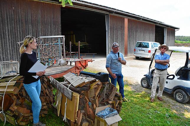 Agrarbiologin Katharina Hügel vom RP Freiburg, Andreas Deyer, benachbarter Landwirt und Vorsitzender des BLHV Kreisverband Stockach, und ...