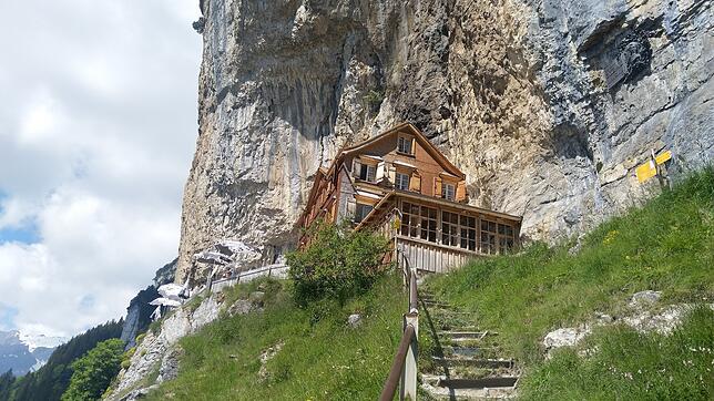 Der Alpstein bietet ein großes Angebot an Möglichkeiten zur Verpflegung, Übernachtung und Geselligkeit in den traditionellen und oft ...