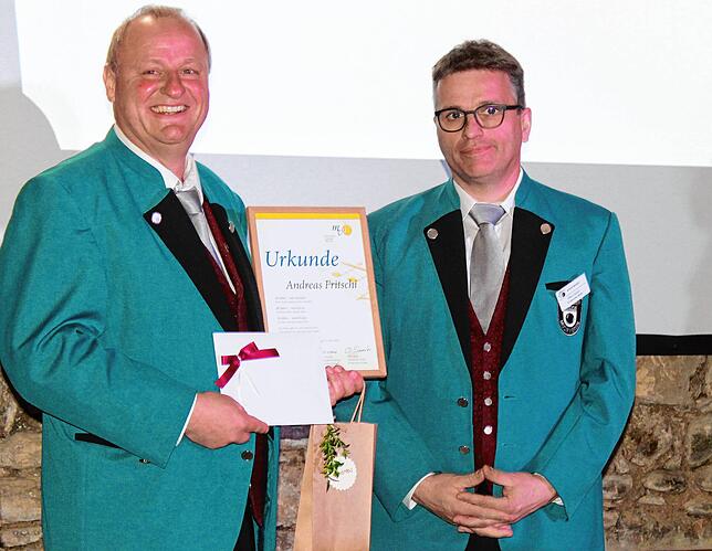 Andreas Fritschi erhält eine Urkunde und Geschenke aus den Händen von Oliver Sauter aus dem Vorstandsteam des MV Orsingen.