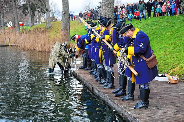 Mit vereinten Kräften gelang es der Narrengarde den Fisch aus dem Illmensee zu locken.
