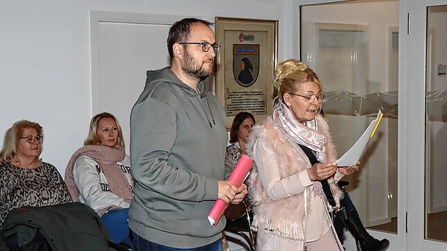 Schulleiterin Susanne Grünwald und Konrektor Lothar Reiner plädieren zu Beginn der Sitzung des Gemeinderates von Mönchweiler energisch ...