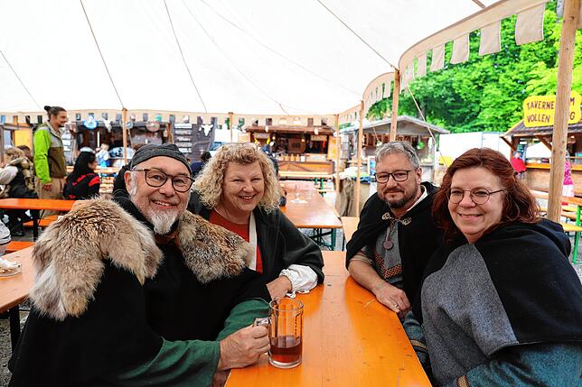 Bild 34: Gäste und Aussteller des Mittelalter-Markts in Pfullendorf trotzten dem Schmuddelwetter