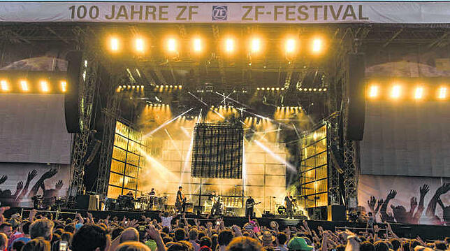 Was für eine Party! Als die ZF Jubiläum feierte, war eine riesige Open-Air-Bühne in der Nähe des Zeppelin-Hangars aufgebaut worden.