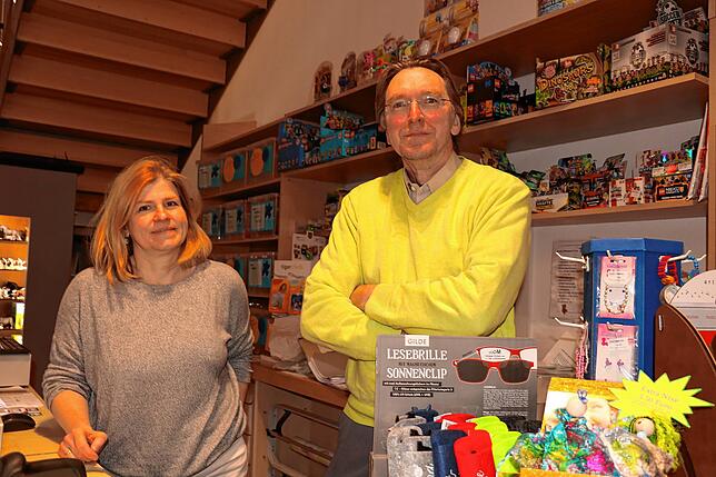 Karin Stocker-Werb und Gerhard Werb stehen auf diesem Archivbild an der Ladenkasse. Inzwischen ist dieser Bereich durch eine ...