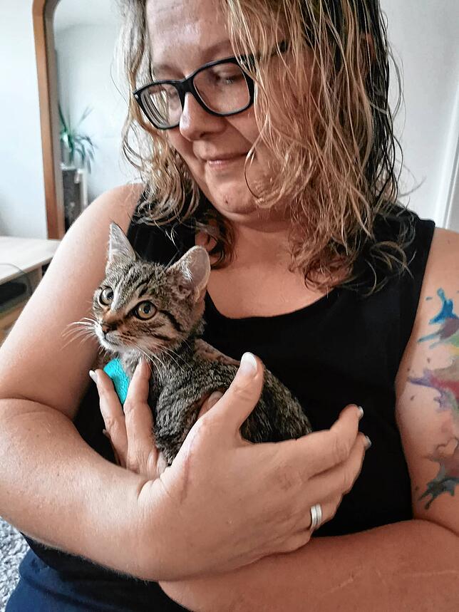 Die Tierschutzvereinsvorsitzende Caroline Meer kümmert sich hier um einen Katzenfindling, dem ein Beinchen amputiert werden musste. Das ...