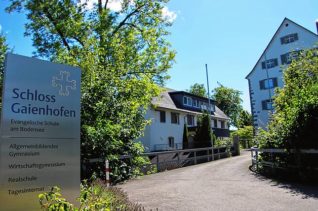 Mit dem Schloss Gaienhofen gibt es im Ort eine evangelische Schule samt Internat.