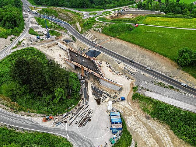 Baustelle im Mai: Damals liefen Arbeiten am Überbau der Brücke. Damit ist die oberste Ebene der künftigen Brückenkonstruktion gemeint, ...