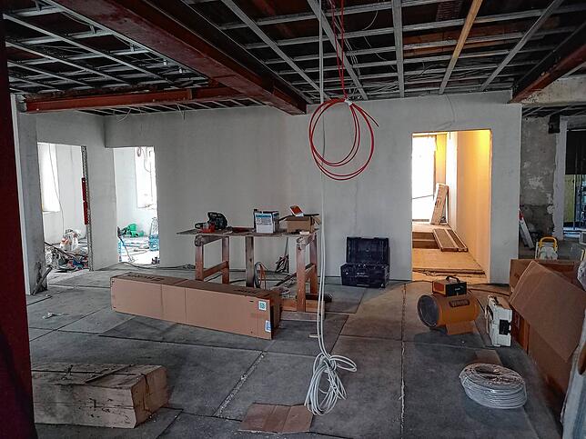 Kabel hängen von der Decke: Aktuell laufen die Elektro- und Sanitär-Installationen.