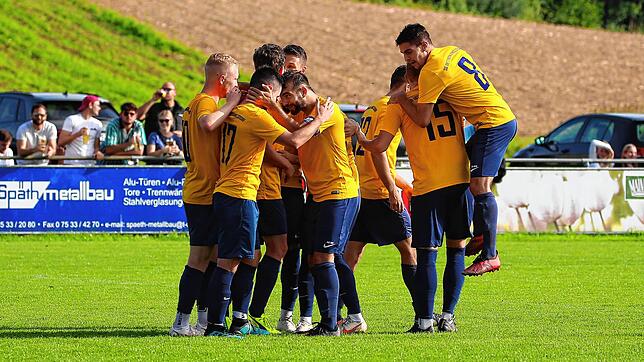 Torjubel bei den Hausherren nach dem 4:0-Heimsieg gegen den FV Marbach.