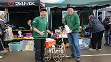 Stefan Rumpel (vorne links) und Clemens Veeser (vorne rechts) vom Walder Flohmarktteam waren mit dem Ziehwägelchen unterwegs, um Kaffee ...