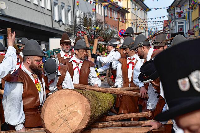 Bild 20: Bilder vom Umzug und dem Narrenbaum-Stellen in Stockach