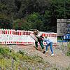 Fußgänger mühen sich über die Baustelle bei Hegne, weil eine eigentlich fertige Unterführung seit Monaten nicht an das Wegenetz ...