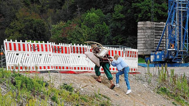 Fußgänger mühen sich über die Baustelle bei Hegne, weil eine eigentlich fertige Unterführung seit Monaten nicht an das Wegenetz ...