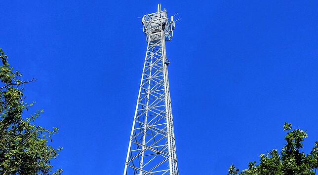 So wie an der Raststätte Wetterau könnte der beantragte Funkturm bei Bietingen aussehen. Zu nah am Dorf, finden Verwaltung und ...