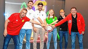 Sie freuen sich aufs Bezirkspokal-Finale (von links): Werner Fichter (stellvertretender Bezirksvorsitzender), Maximilian Bell (FV ...