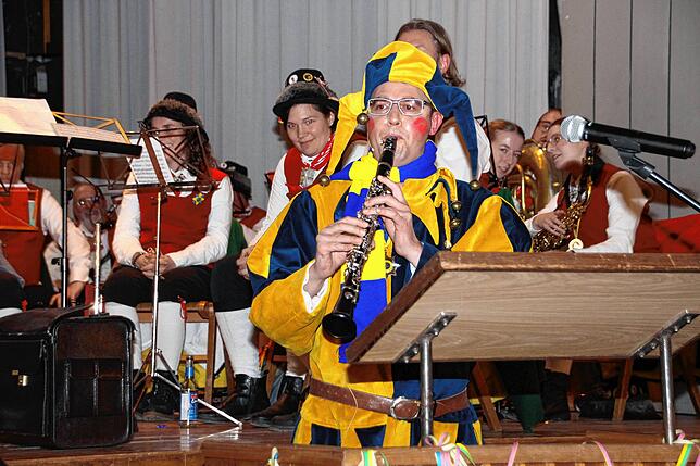 Der neue Petter Letzkopf ( Patrick Hanser) zückt in seiner gesungenen Antrittsrede die Klarinette.