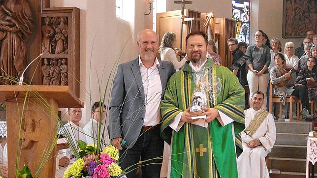 Bürgermeister Stefan Kaiser freut sich schon auf ein Wiedersehen mit dem persönlichen Freund und scheidenden Pfarrer Philipp Ostertag. ...