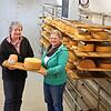 Anneliese Schmeh (links) und Karin Schmeh-Silbe haben das Angebot in ihrem Hofladen erweitert und bieten selbst gemachten Käse an, der ...