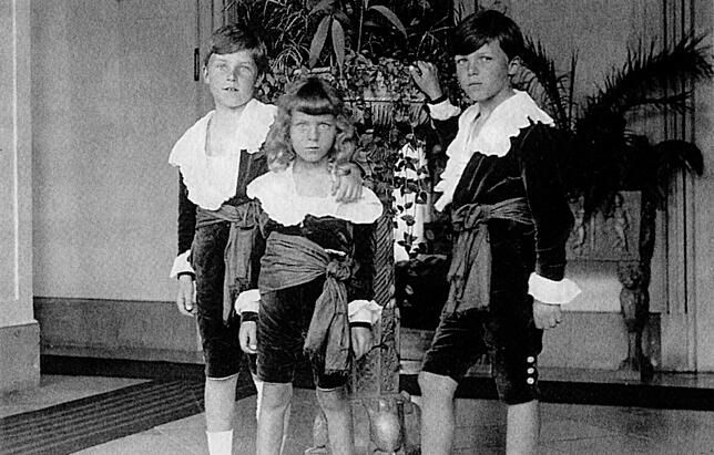 Kindheit am württembergischen Hof. Von links: Alexander, Claus und Berthold von Stauffenberg in Pagenkleidung, aufgenommen kurz vor dem ...